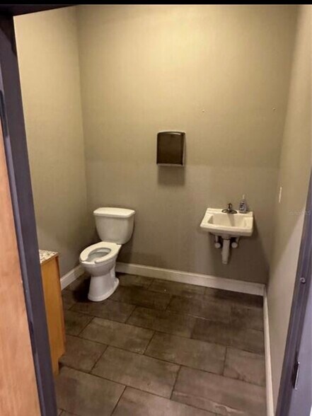 More Photos Of 1721 Leesburg Commons Ct, Leesburg Distribution For Sale