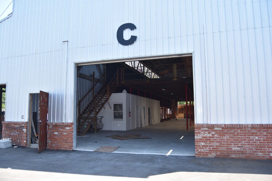 More Photos Of 10 55th St S, Birmingham Manufacturing For Lease