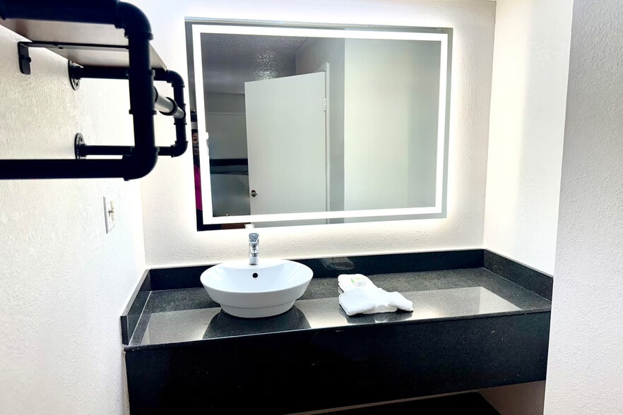 More Photos Of 1035 Fortner Rd, Metter Hotel For Sale