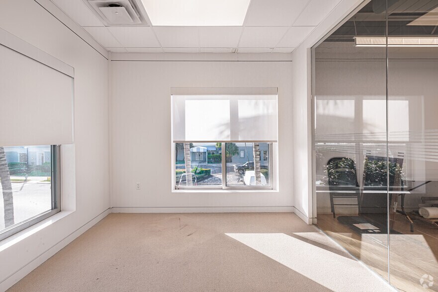 More Photos Of 70 Royal Poinciana Plz, Palm Beach Unknown For Lease