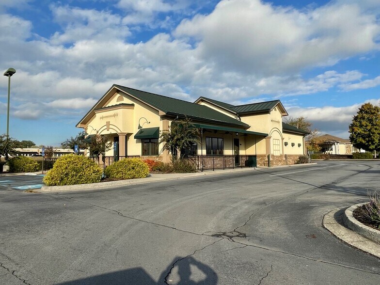 Primary Photo Of 352 Northgate Dr, Dalton Restaurant For Lease