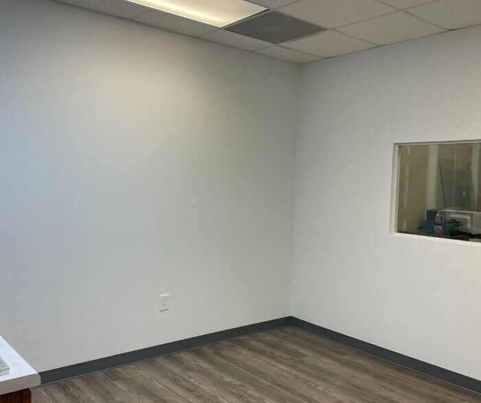 More Photos Of 1015 Nine North Dr, Alpharetta Light Distribution For Lease