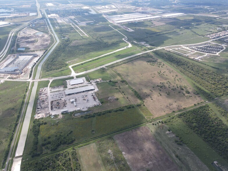 More Photos Of Kilgore Parkway, Baytown Distribution For Lease