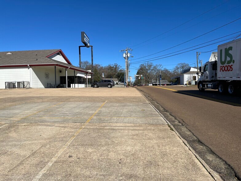 More Photos Of 1300 Delaware Ave, Mccomb Light Distribution For Sale