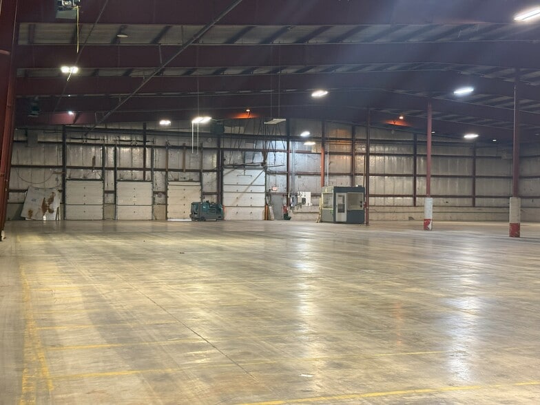 More Photos Of 1212 E Taylor St, Dekalb Manufacturing For Lease