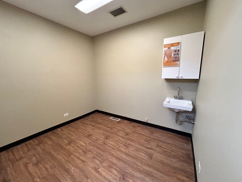 More Photos Of 4956 W Irving Park Rd, Chicago Office For Lease