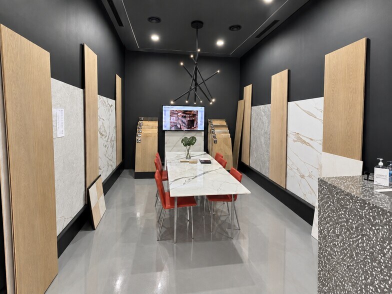 More Photos Of 261 NW 71st St, Miami Showroom For Sale