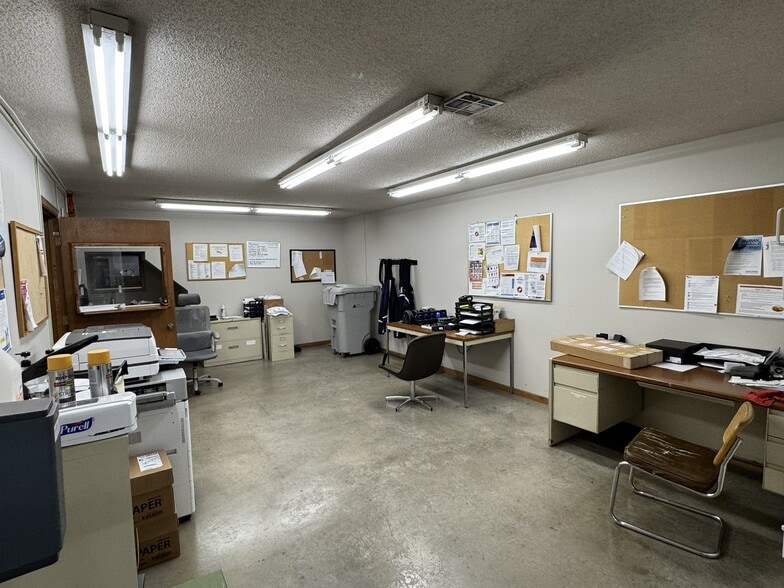 More Photos Of 930 E 4th Ave, Hutchinson Industrial For Sale