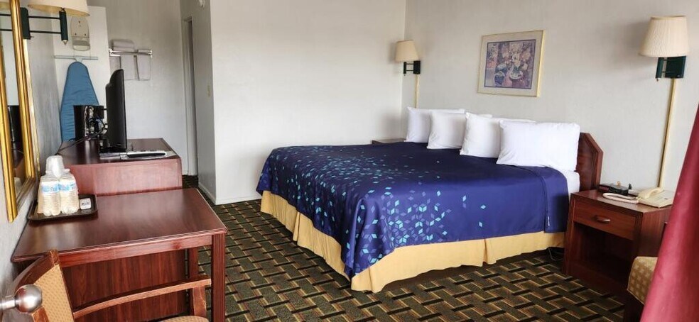 More Photos Of 905 W 3rd St, La Junta Hotel For Sale