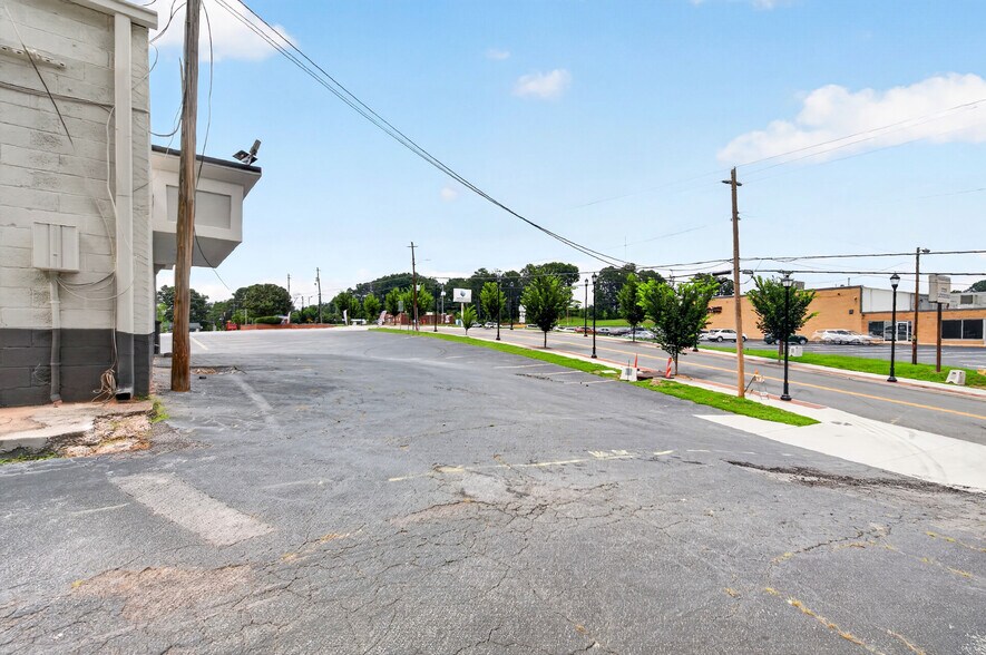 More Photos Of 2455 Delowe Dr, Atlanta Unknown For Lease