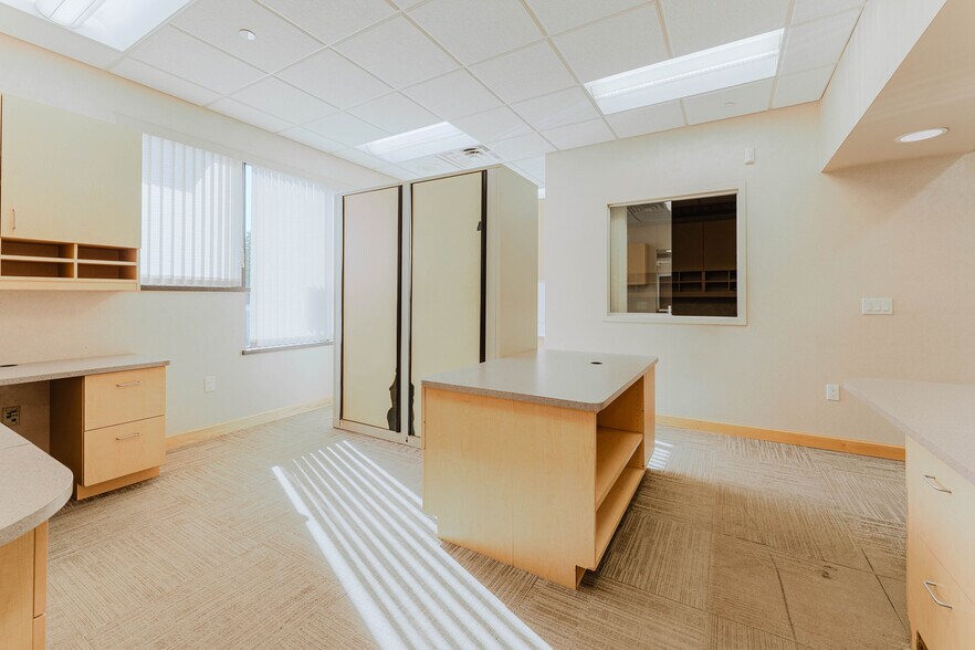 More Photos Of 1875 West Pointe Dr, Oshkosh Medical For Sale