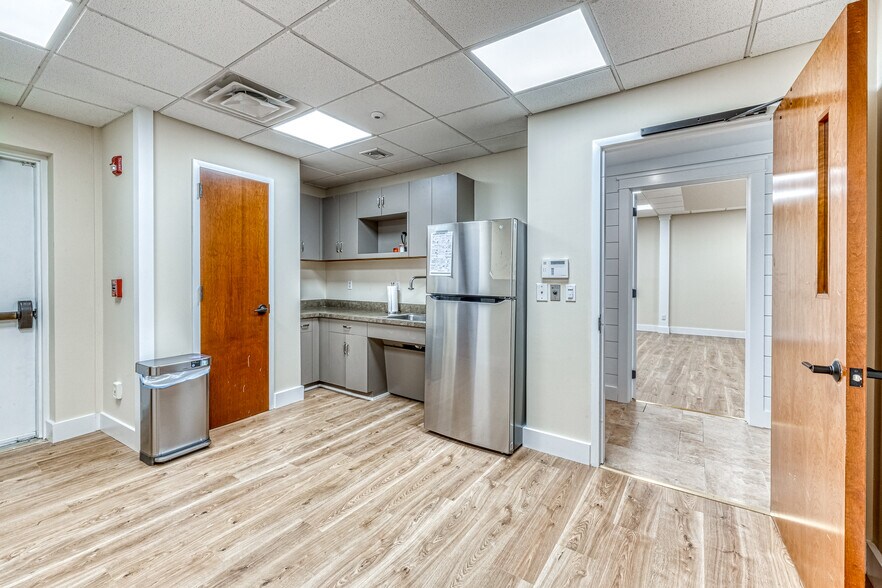 More Photos Of 126-130 N Main St, East Hampton Office For Lease