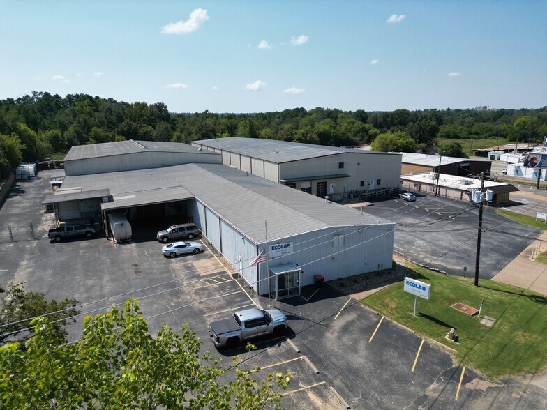 More Photos Of 2307 E Erwin St, Tyler Distribution For Sale