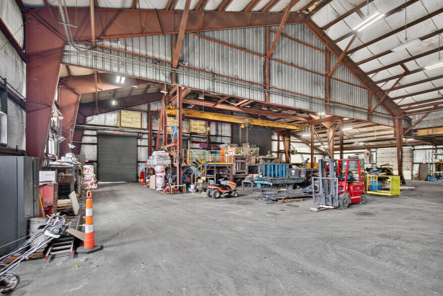 More Photos Of 211 Mill St, Springport Light Distribution For Sale