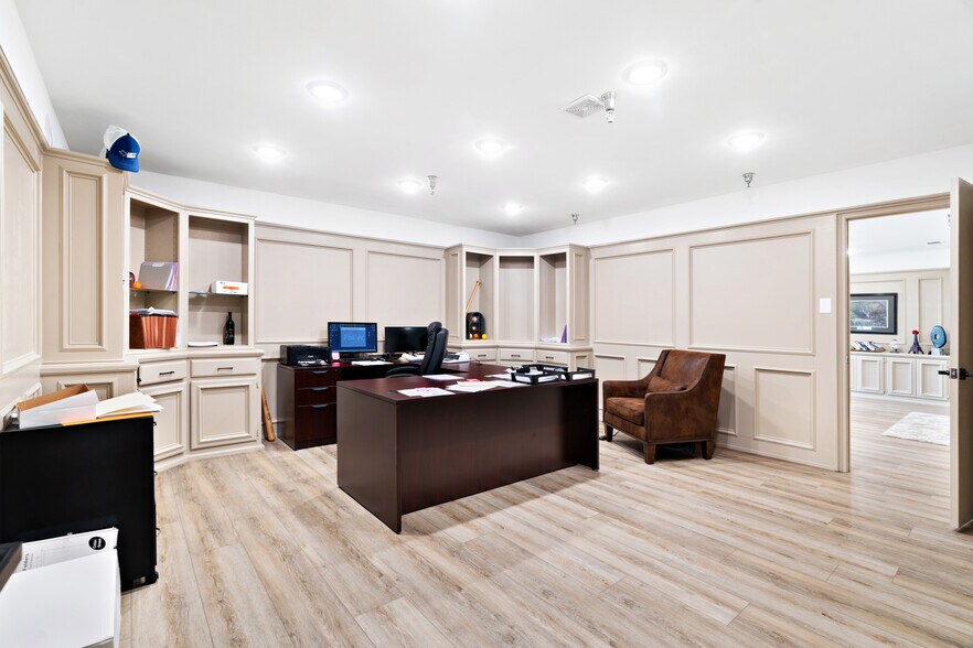 More Photos Of 3790 Lamar Ave, Paris Warehouse For Sale