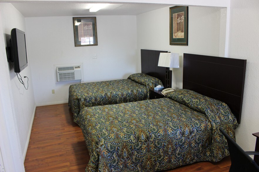 More Photos Of 512 E Riley St, Freer Hospitality For Sale