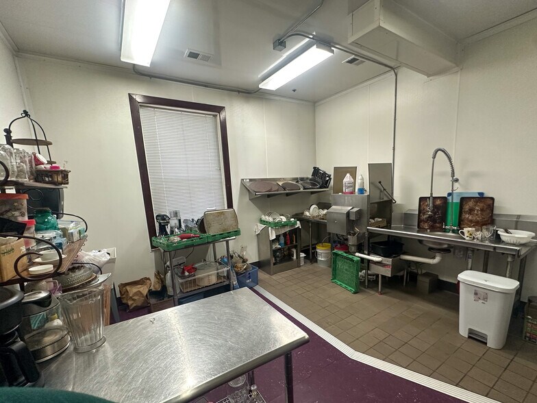 More Photos Of 211 W Kansas St, Crofton Hotel For Sale