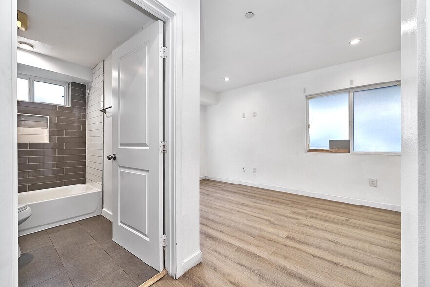 More Photos Of 550 W 47th St, Los Angeles Apartments For Sale
