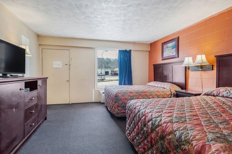 More Photos Of 1646 E Spring St, Cookeville Hotel For Sale