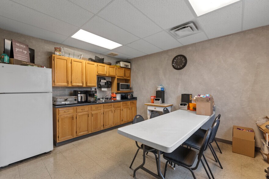 More Photos Of W223N609 Saratoga Dr, Waukesha Light Distribution For Sale
