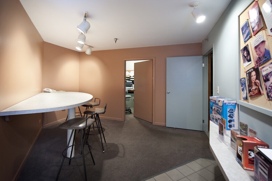 More Photos Of 3885 Industrial Ave, Rolling Meadows Warehouse For Sale