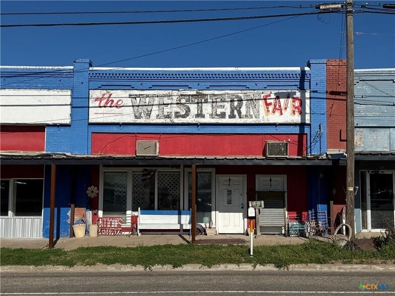 More Photos Of 204 E Gassaway, Lott Flex For Sale