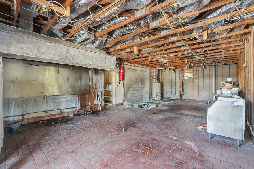 More Photos Of 16541 San Carlos Blvd, Fort Myers Restaurant For Sale