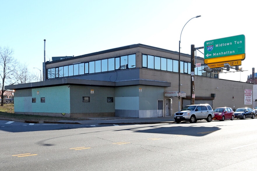 Primary Photo Of 4939 Van Dam St, Long Island City Warehouse For Lease