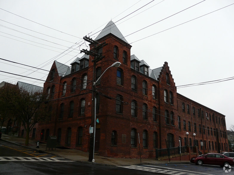 More Photos Of 2-6 S Astor St, Irvington Manufacturing For Lease