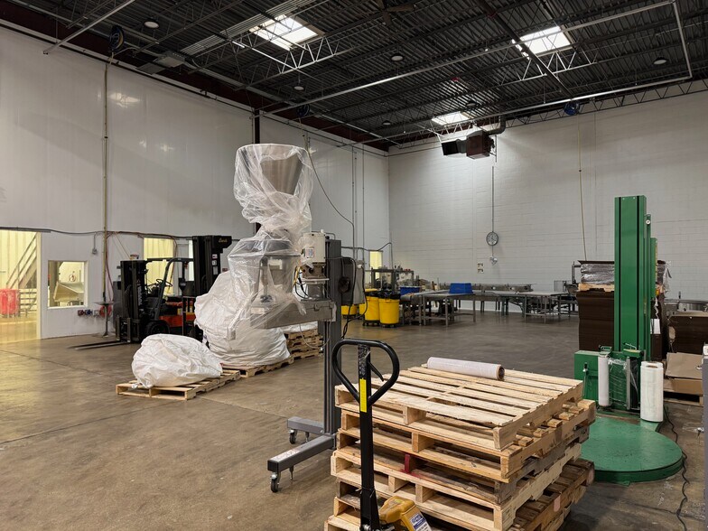 More Photos Of 625 Public Service Rd, Waukegan Warehouse For Sale