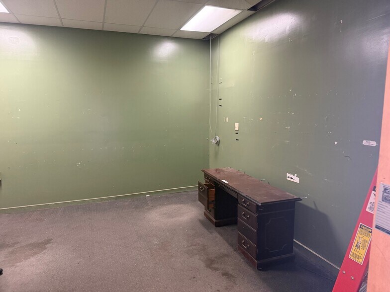 More Photos Of 6001 N US Highway 31, Whiteland Storefront For Lease