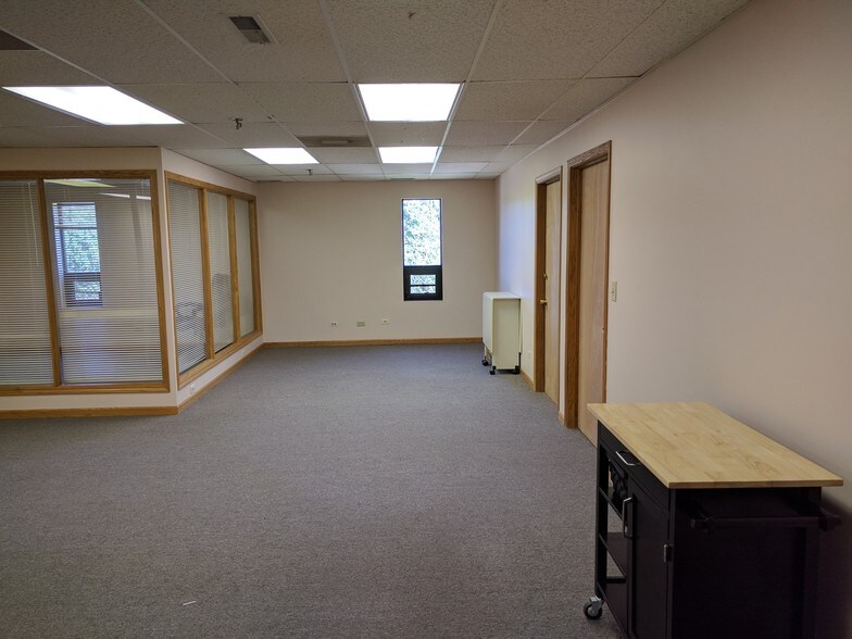More Photos Of 400 N Schmidt Rd, Bolingbrook Office For Lease