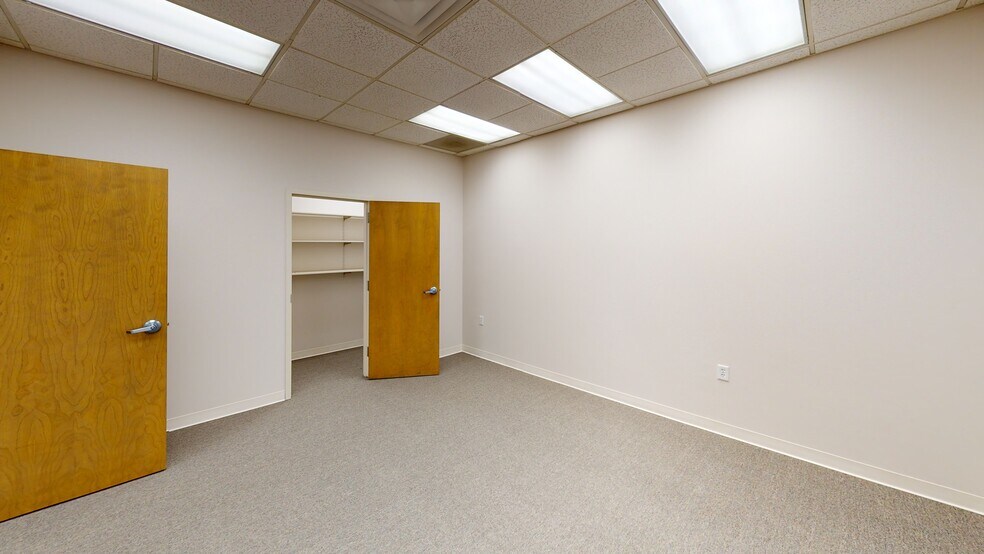 More Photos Of 2900 S Main St, Searcy Office For Sale