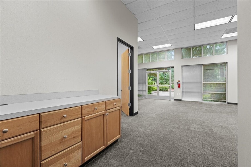 More Photos Of 6455 Lakeview Blvd, Lake Oswego Flex For Lease