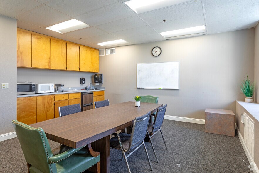 More Photos Of 2014 Tulare St, Fresno Office For Lease