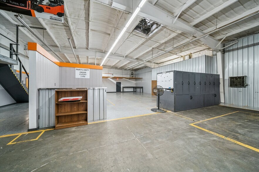 More Photos Of 8118 E 44th St, Tulsa Warehouse For Lease