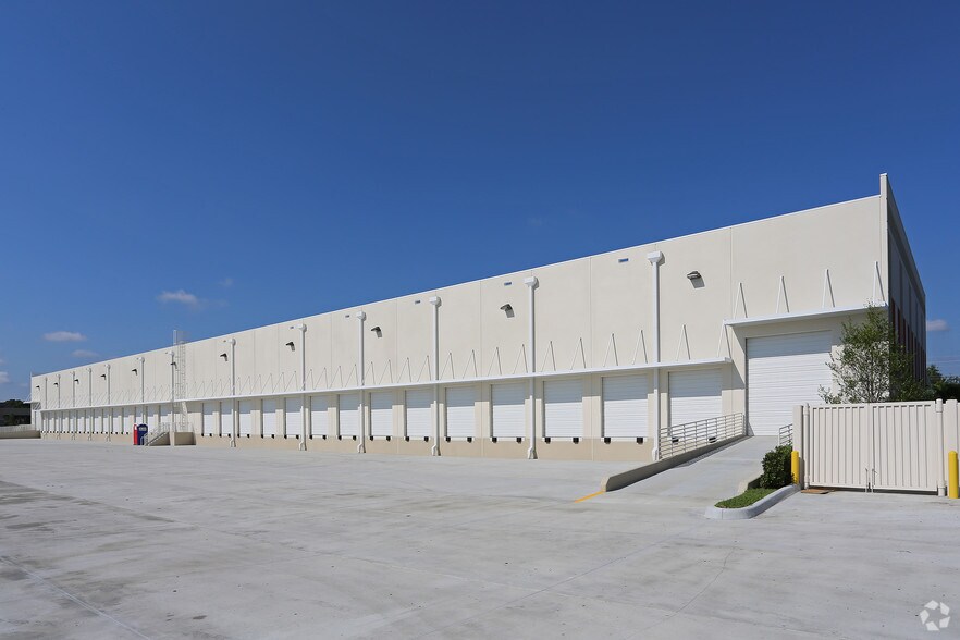 More Photos Of 2211 Vista Pky N, West Palm Beach Warehouse For Lease