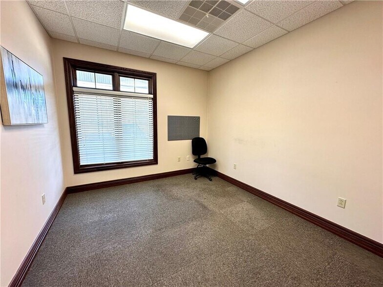 More Photos Of 909-921 Lake Land Blvd, Mattoon Office For Sale