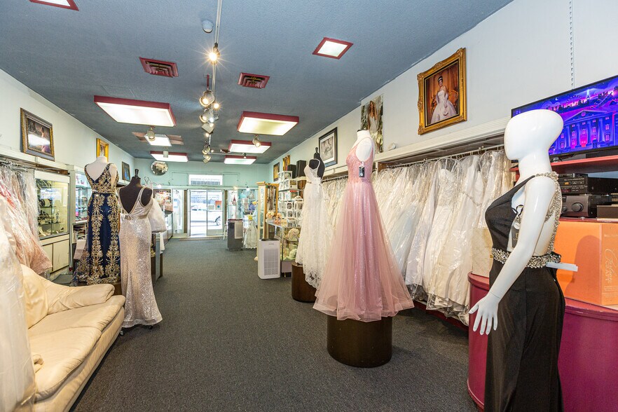 More Photos Of 2640-2650 Mission St, San Francisco Storefront For Sale