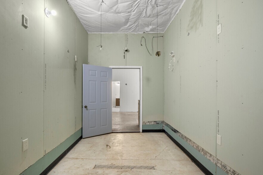 More Photos Of 8411 Southfield Fwy, Detroit Auto Dealership For Sale