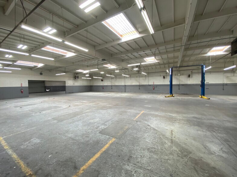 More Photos Of 6929 Laurel Canyon Blvd, North Hollywood Auto Repair For Lease