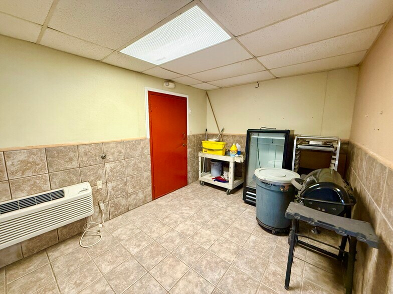 More Photos Of 903 15th St, Ozona General Retail For Sale