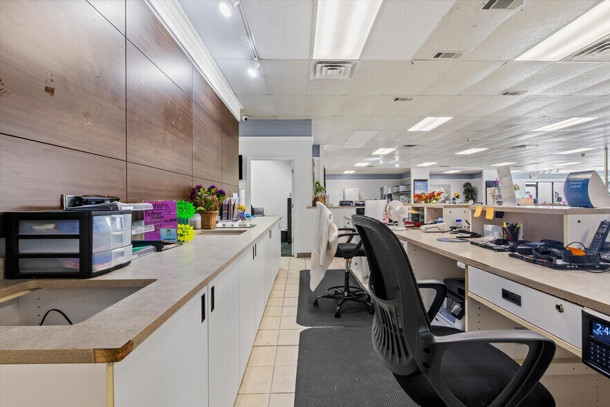 More Photos Of 304 W Jefferson St, Quincy Freestanding For Sale