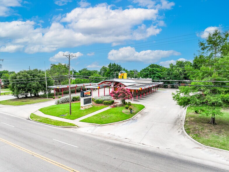 More Photos Of 1300 W Pioneer Dr, Irving Fast Food For Sale