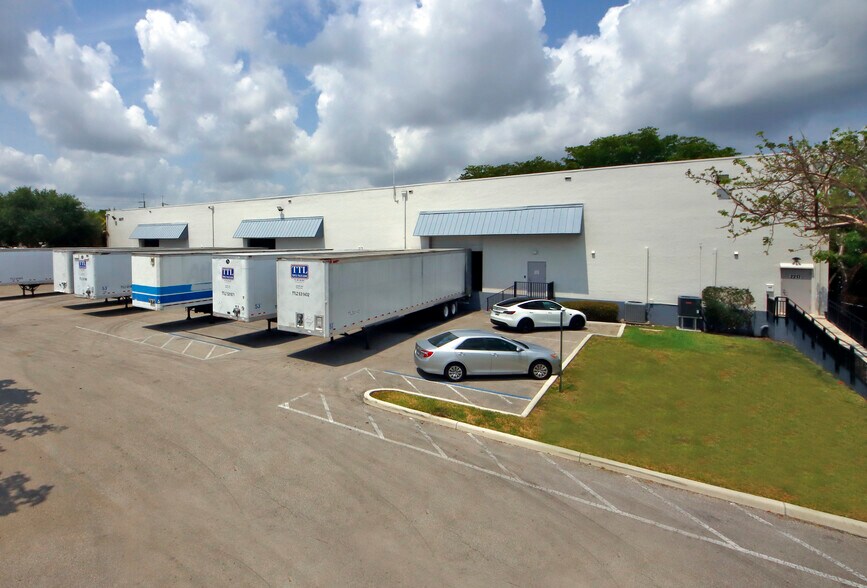 More Photos Of 2201-2211 Stirling Rd, Fort Lauderdale Unknown For Lease