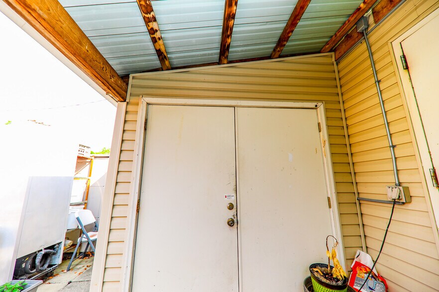 More Photos Of 101 E Main St, Saint Jacob General Retail For Sale