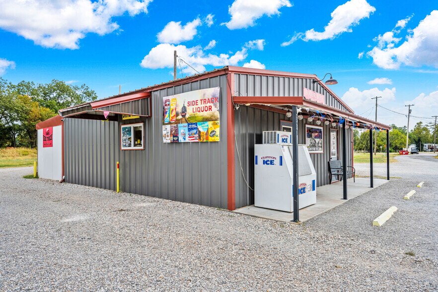 More Photos Of 227 N Main St, Waurika Freestanding For Sale