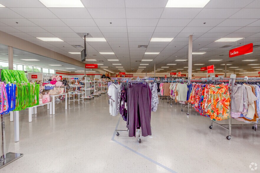 More Photos Of 1000 W Gentry Ave, Checotah General Retail For Sale