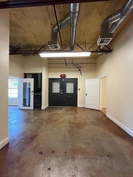 More Photos Of 513 Thompson Ln, Austin Flex For Lease