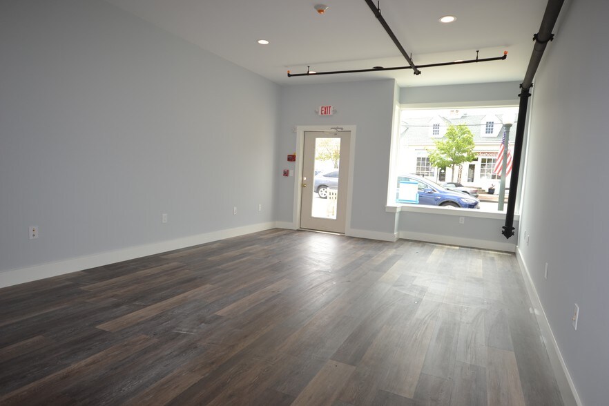 More Photos Of 16 Windmill Ln, Southampton Storefront Retail Residential For Lease